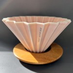 【日本】Origami 摺紙濾杯 霧粉色 M號 含木座